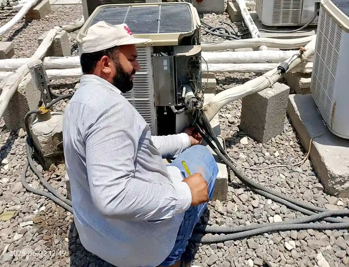 AC technician servicing rooftop air conditioning units in Dubai