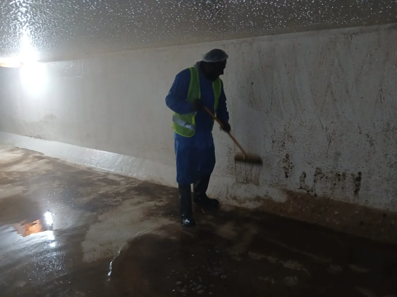 Technicians cleaning the interior of a water tank in Dubai — supporting project view 1